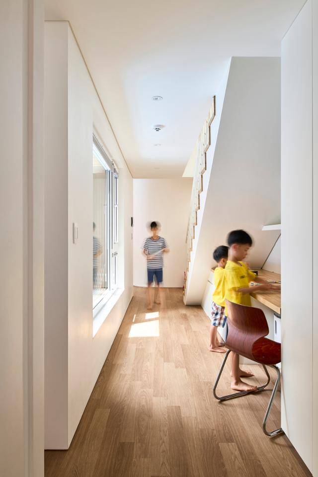 1층 현관과 거실, 계단을 연결하는 복도. 삼 형제는 이곳을 쉴 새 없이 오가며 바람처럼 자유로운 모습으로 뛰논다. 최진보 건축사진작가 제공