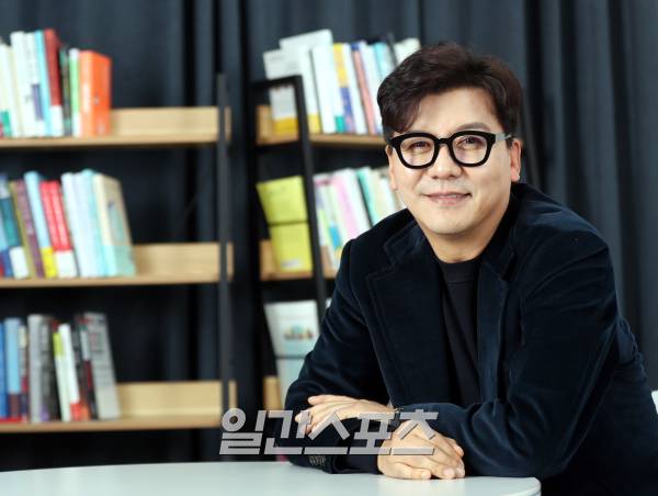 배우 손지창이 27일 오후 서울 순화동 KG타워에서 진행된 일간스포츠와의 인터뷰에 앞서 스튜디오에서 포즈를 취하고 있다. 김민규 기자 mgkim1@edaily.co.kr /2023.02.27/