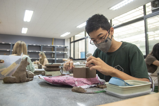 A male international student participating in Ewha's International Summer College [EWHA WOMANS UNIVERSITY]