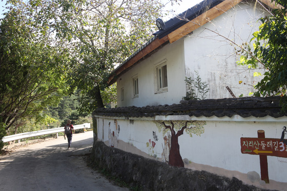 A part of Mount Jiri Dulle-gil Course 3 in between Wolpyeong Village and Maedong Village. [KOREA TOURISM ORGANIZATION]