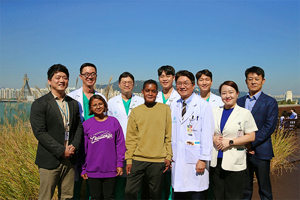 Flangie and Professor Jong-Woo Choi(front row, third and forth from the left) of Asan Medical Center taking a commemorative photo before Flangie‘s departure. [Source : Asan Medical]