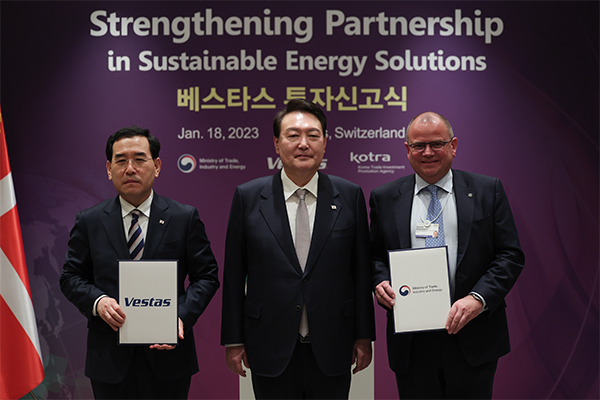 From the left, Minister of Trade, Industry and Energy Lee Chang-yang,  President Yoon Suk-yeol, and Vestas CEO Henrik Andersen. [Photo by Yonhap]