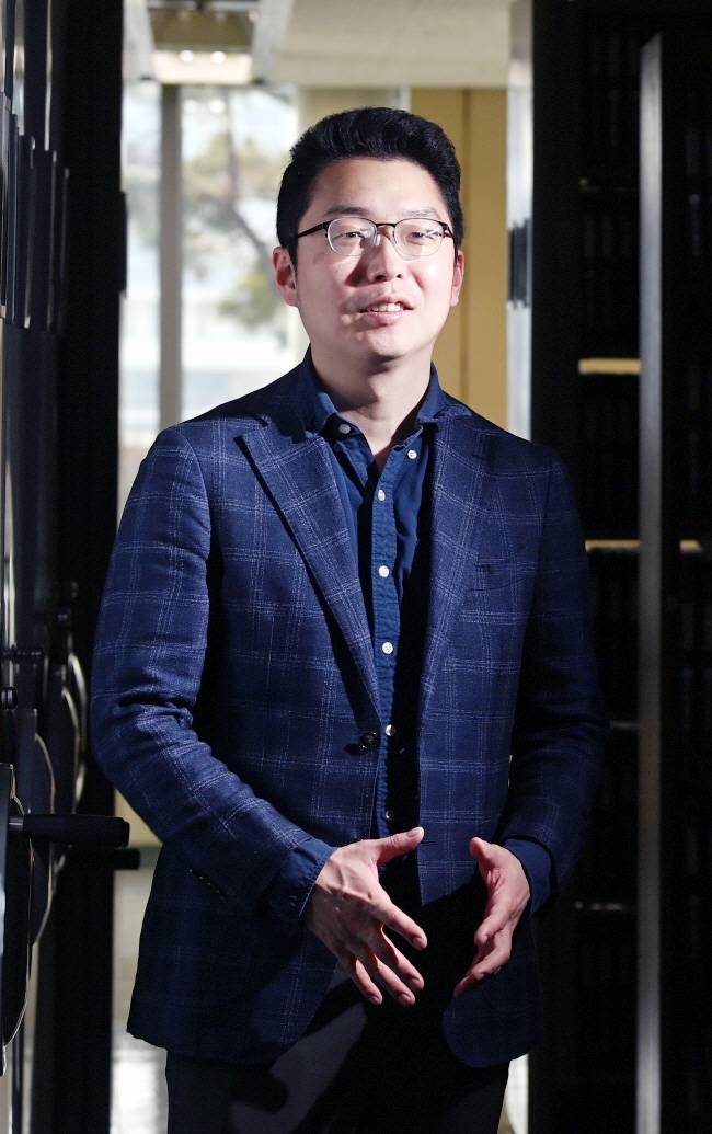 양자 컴퓨터의 대표 과학자로 대통령 초청을 받았던 손영익 카이스트 교수가 지난달 9일 서울 문화일보 사옥에서 “우리도 지금부터 하면 충분히 선진국을 추월할 수 있다”며 자신감 넘치는 미래를 예언하고 있다.  윤성호 기자