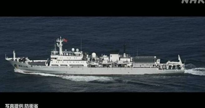 [서울=뉴시스]중국 해군 군함이 지난 12일 일본 영해를 침범했다고 NHK 등이 보도했다(사진=NHK 방송 캡처) 2023.02.12