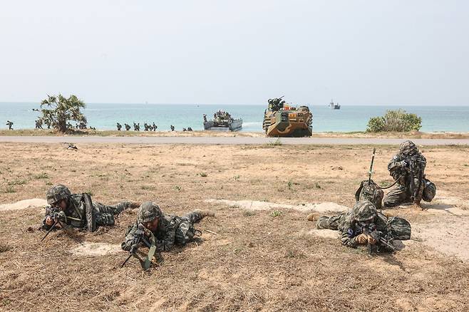 [태국 핫야오=뉴시스] '코브라골드 2023' 해외 연합훈련에 참가한 대한민국 해병대는 3일(현지시간) 태국 핫야오 해안 일대에서 미국·태국 연합 상륙군과 함께 결정적 행동(상륙훈련)을 실시했다고 밝혔다. 사진은 핫야오 해변에 상륙한 한국 해병대의 모습. (사진=국방일보) 2023.03.03. photo@newsis.com  *재판매 및 DB 금지