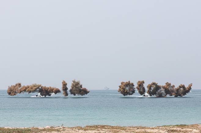 [태국 핫야오=뉴시스] '코브라골드 2023' 해외 연합훈련에 참가한 대한민국 해병대는 3일(현지시간) 태국 핫야오 해안 일대에서 미국·태국 연합 상륙군과 함께 결정적 행동(상륙훈련)을 실시했다고 밝혔다. 사진은 핫야오 해변에 상륙하기 위해 한국 해병대 상륙기동장갑차(KAAV)의 모습. (사진=국방일보) 2023.03.03. photo@newsis.com  *재판매 및 DB 금지