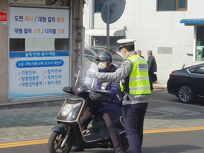 스쿨존 내 신호등 없는 횡단보도는 '일단 멈춤' [촬영 최원정]