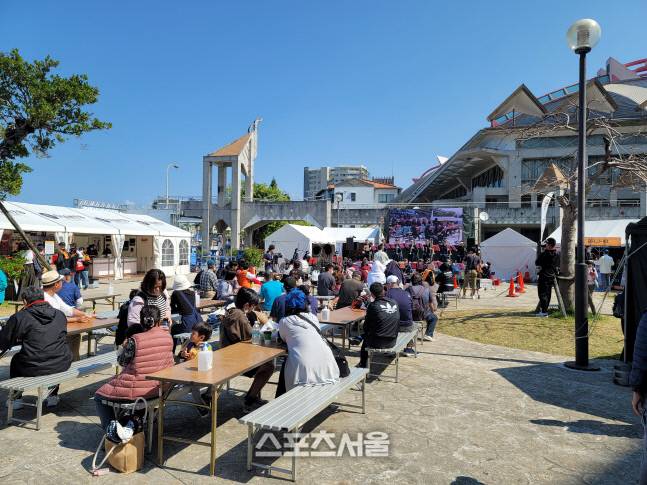 4일 삼성과 요미우리의 연습경기가 열리는 오키나와 나하 셀룰러 스타디움 앞 광장에서 학생들이 공연을 하고 있다. 사진 | 오키나와=김동영기자 raining99@sportsseoul.com
