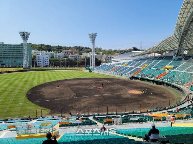 4일 삼성과 요미우리의 연습경기가 열리는 오키나와 나하 셀룰러 스타디움 전경. 사진 | 오키나와=김동영기자 raining99@sportsseoul.com