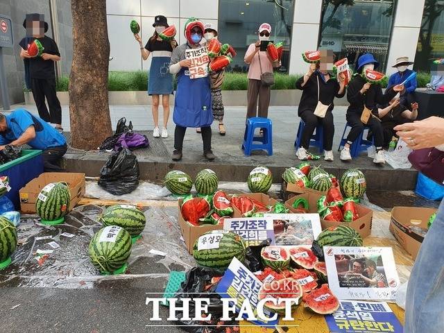 민주당 강성 지지층을 중심으로 이른바 '수박'(겉과 속이 다르다는 은어) 의원을 찾아내겠다고 나서면서 당내 내홍이 깊어지고 있다. 사진은 지난 해 7월 여의도 민주당사 앞에서 수박 깨기 시위 중인 지지자들. /박숙현 기자