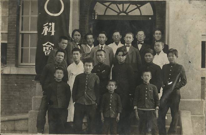 대구의 미술 단체 ‘영과회’ 창립 기념사진, 1927년. 앞줄 맨 왼쪽 이인성. 10대 소년 이인성이 서동진, 이상화(이상정의 동생, 시인), 김용준 등 대선배들과 함께 활동했음을 보여주는 사진이다.