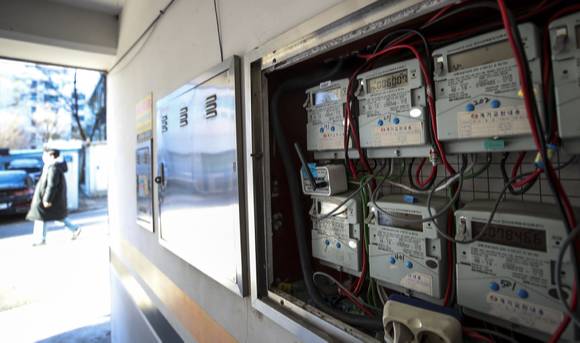 서울시내 주택과 상가밀집 지역에 설치된 전기계량기. [사진=뉴시스]