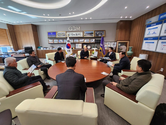 김문수 경제사회노동위원회(이하 경사노위) 위원장이 무노조에 핸드폰을 사용할 수 없는 사업장을 방문한 뒤 "감동 받았다"는 평가를 내놨다. [사진=김문수 위원장 페이스북]