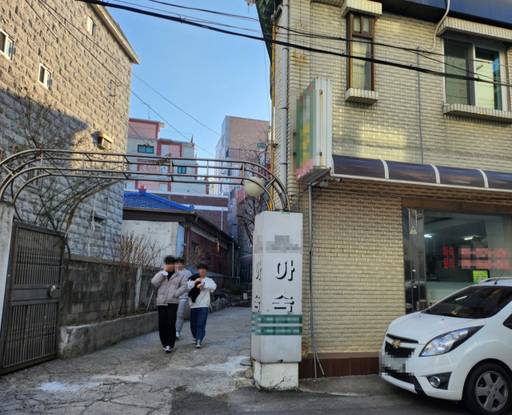 3일 오후 인천 미추홀구 용현동의 한 하숙집. 이곳에 머물고 있는 학생들이 집 밖으로 나오고 있다. 박귀빈기자