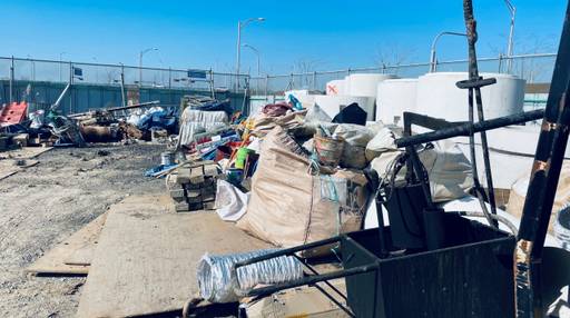 한국수자원공사(K-water)의 시화MTV 내 미매각 토지를 임대받아 야적장으로 사용 중인 금호건설㈜ 의 하도급업체인 ㈜계림토건이 현장관리를 제대로 하지 않아 각종 불법이 난무하고 있다. 사진은 각종 폐기물이 적치된 현장. 김형수기자