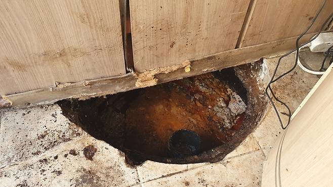 경기도 화성시의 한 상가 정화조가 기름과 오물로 가득 차 배수가 안 되고 있다. <김혁준 기자>