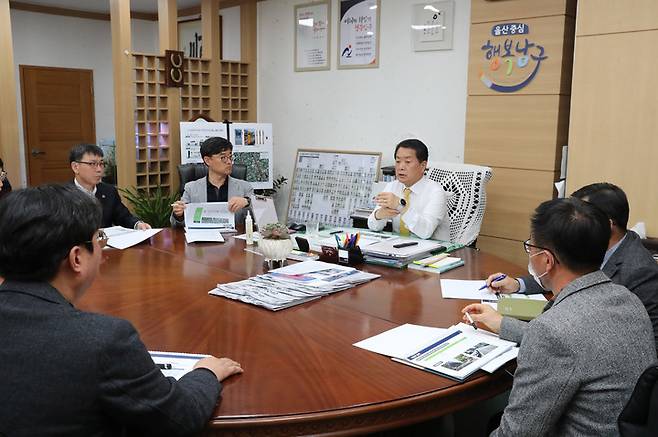 [울산=뉴시스]지난 3일 울산 남구청에서 서동욱 남구청장과 관계 공무원, 사업 담당업체 관계자 등이 참석한 가운데 노상공영주차장 무인주차시스템 설치사업 착수보고회가 개최됐다. (사진=울산 남구 제공) photo@newsis.com *재판매 및 DB 금지