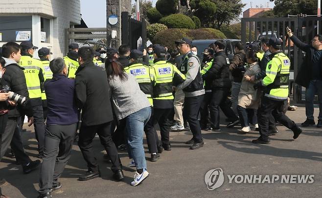 "강제 인치 중단하라" (제주=연합뉴스) 전지혜 기자 = 4일 제주교도소 앞에서 '공안탄압 저지 및 민주수호 제주대책위' 등이 국가보안법 위반 혐의로 구속된 박현우 진보당 제주도당 위원장을 국가정보원 제주지부로 데려가지 못하도록 막아서고 있다. 2023.3.4 atoz@yna.co.kr