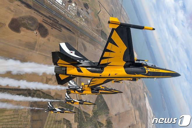 공군 특수비행팀 블랙이글스(Black Eagles)가 4일(현지시간) 호주 맬버른 애벌론 공항에서 열린 '2023 호주 애벌론 국제에어쇼'에 참가해 '웻지 롤(Wedge Roll)' 기동을 선보이고 있다. (공군 제공) 2023.3.5/뉴스1