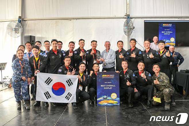대한민국 공군 특수비행팀 블랙이글스(Black Eagles)가 4일(현지시간) 호주 맬버른 애벌론 공항에서 열린 '2023 호주 애벌론 국제에어쇼'에서 최초로 종합 최우수상(Best Overall Display)을 수상, 조종사들이 저스틴 기딩스 AMDA CEO와 기념 촬영하고 있다. (공군 제공) 2023.3.5/뉴스1