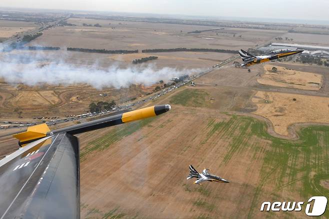 공군 특수비행팀 블랙이글스(Black Eagles)가 4일(현지시간) 호주 맬버른 애벌론 공항에서 열린 '2023 호주 애벌론 국제에어쇼'에 참가해 '투 십 앤 하이 알파(2 Ship & High Alpha)' 기동을 선보이고 있다. (공군 제공) 2023.3.5/뉴스1