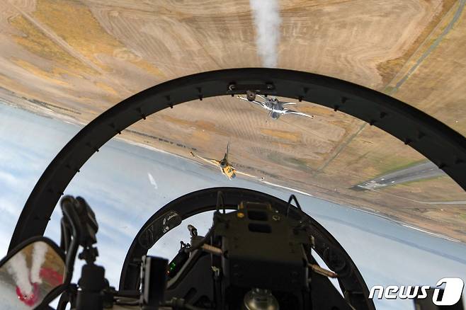 공군 특수비행팀 블랙이글스(Black Eagles)가 4일(현지시간) 호주 맬버른 애벌론 공항에서 열린 '2023 호주 애벌론 국제에어쇼'에 참가해 '더블 헬릭스(Double Helix)' 기동을 선보이고 있다. (공군 제공) 2023.3.5/뉴스1