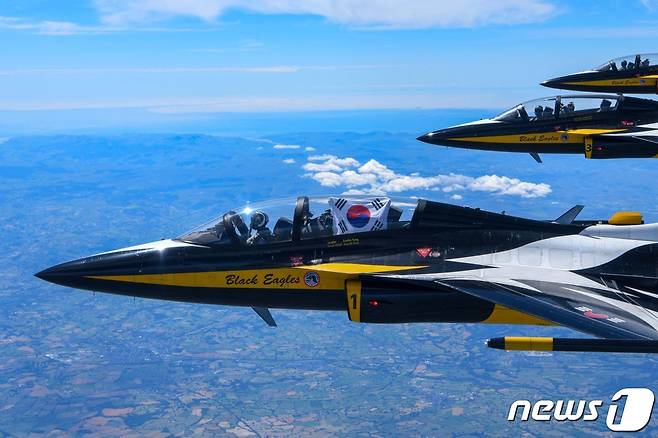 블랙이글스가 17일(현지시간) 영국에서 열린 RIAT 에어쇼에서 영국 공군 특수비행팀 레드 애로우즈(Red Arrows)와 우정 비행을 선보이고 있다. (공군 제공) 2022.7.18/뉴스1