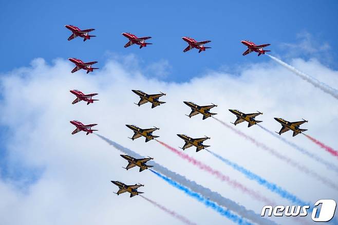 블랙이글스가 17일(현지시간) 영국에서 열린 RIAT 에어쇼에서 영국 공군 특수비행팀 레드 애로우즈(Red Arrows)와 우정 비행을 선보이고 있다. (공군 제공) 2022.7.18/뉴스1