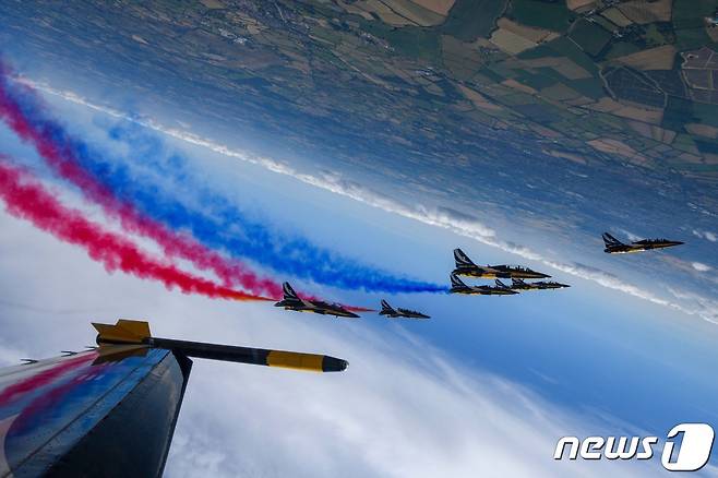 공군 특수비행팀 블랙이글스가 지난 15~17일 영국에서 열린 RIAT(Royal International Air Tatoo) 에어쇼에서 고난도 기동을 선보이고 있다. (공군 제공) 2022.7.18/뉴스1