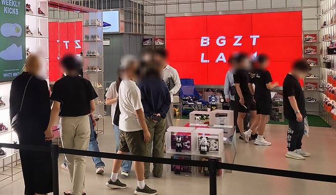 서울 영등포구 여의도동 현대백화점 '더현대'에 있는 번개장터의 한정판 스니커즈 매장 '브그즈트랩'. 이 매장에는 평소 구경하기 힘든 한정판 스니커즈들이 많이 전시돼, 젊은층 사이에서 인기다./번개장터