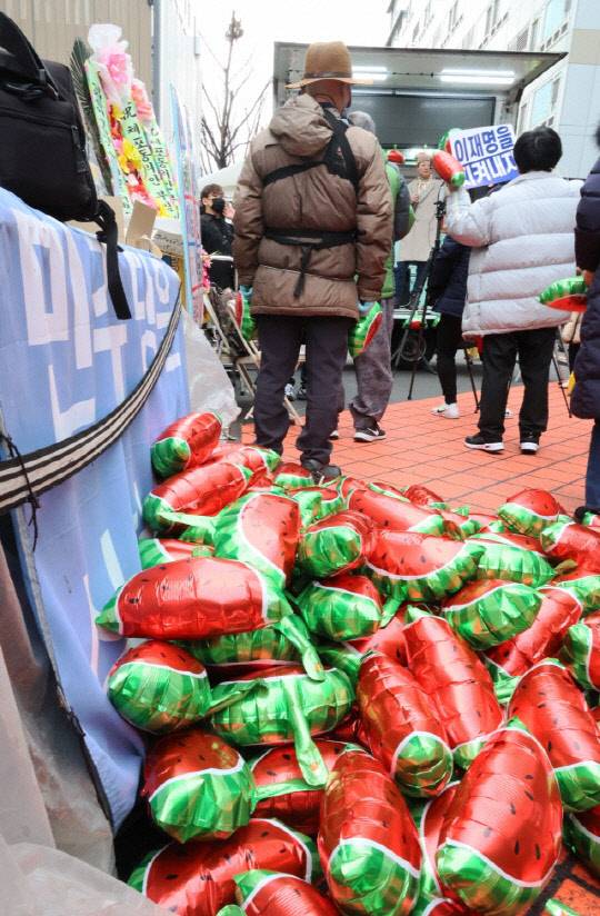 이재명 더불어민주당 대표 강성 지지자들로 구성된 더불어수박깨기운동본부 회원들이 지난 3일 오후 서울 영등포구 민주당 당사 앞에서 이 대표 체포동의안 표결에 반란표를 던진 민주당 의원들을 겨냥하는 집회를 하고 있다. <연합뉴스>