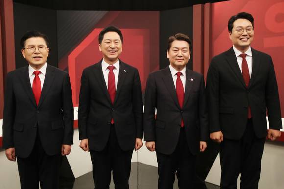국민의힘 당대표 후보들이 3일 서울 마포구 채널A 스튜디오에서 열린 국민의힘 당대표 후보자 토론회에 참석해 기념촬영을 하고 있다. 왼쪽부터 황교안 후보, 김기현 후보, 안철수 후보, 천하람 후보. [사진=뉴시스]