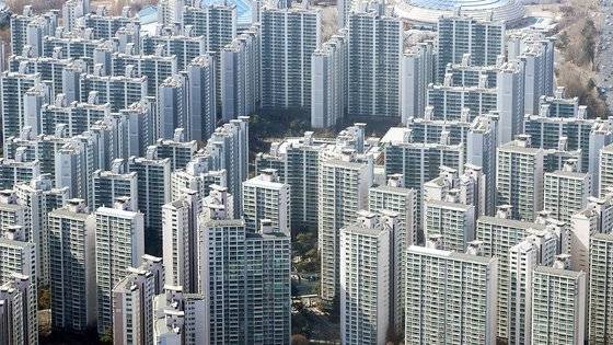 지난 2일 서울 송파구 롯데월드타워 서울스카이에서 바라본 서울의 아파트 단지. 이날부터 다주택자에 대한 대출규제가 완화됐다. 뉴스1