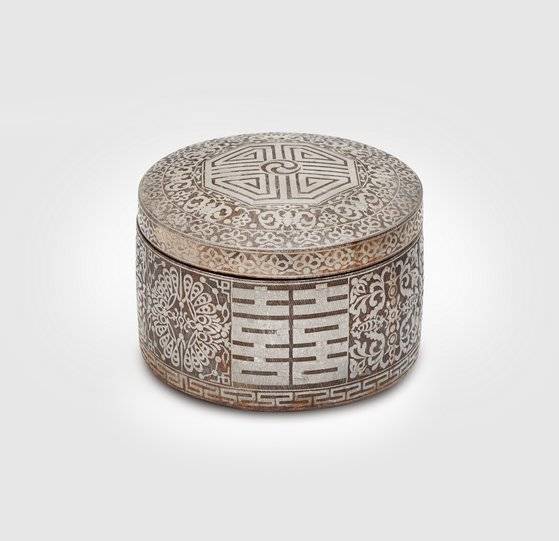 담배합, 19세기, 무쇠와 금, 은, 구리, 9X15X15cm. [사진 가나문화재단]