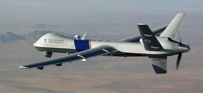미군의 MQ-9 리퍼 무인기(드론)가 비행하고 있다. 최근 사람의 얼굴을 인식하는 인공지능(AI)을 탑재하고 자율비행까지 하는 신형 드론이 개발되고 있다. 미국 정부 제공