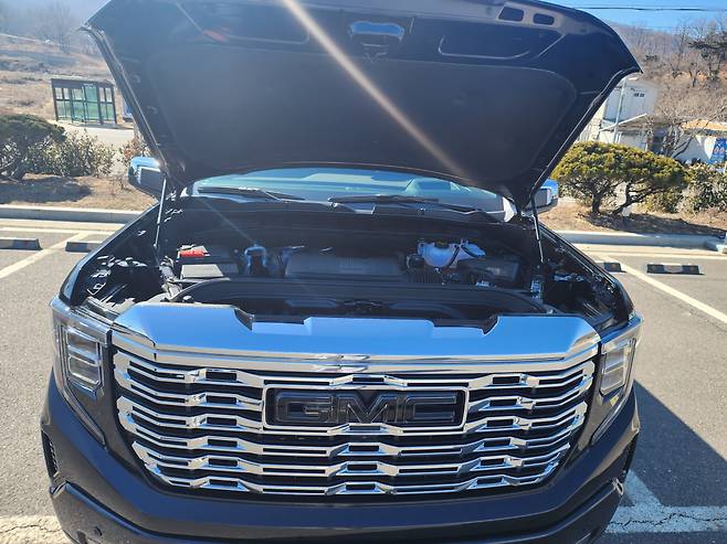 GMC 시에라 본네트 내부. [사진=김성우 기자]