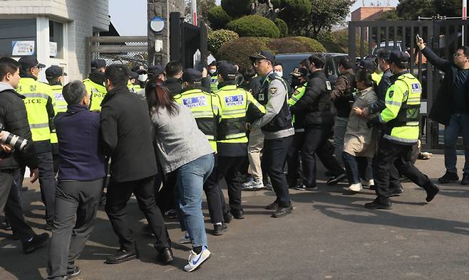 지난 4일 제주교도소 앞에서 '공안탄압 저지 및 민주수호 제주대책위' 등이 국가보안법 위반 혐의로 구속된 박현우 진보당 제주도당 위원장을 국가정보원 제주지부로 데려가지 못하도록 막아서고 있다. 연합뉴스