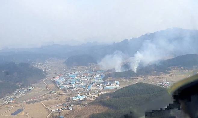 지난 4일 전남 화순군 동면 대포리 야산에서 불이 나 연기가 피어오르고 있다. 산림청 제공