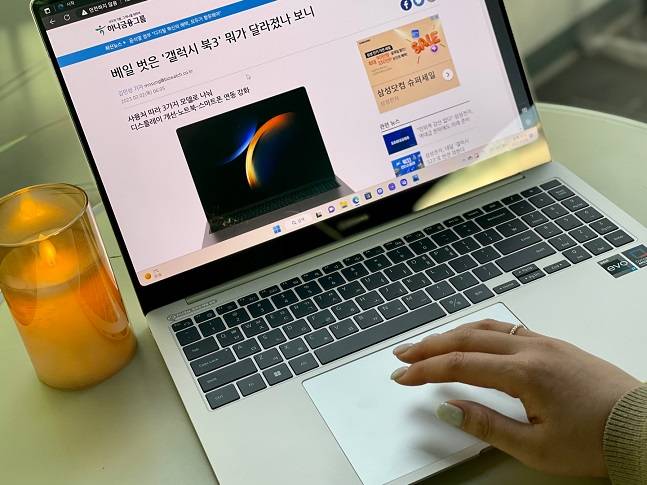 갤럭시북3 프로는 터치패드가 넓어 사용하기 편했다. 키보드 사용 시 간섭하는 경우도 없었다. /사진=백유진 기자 byj@
