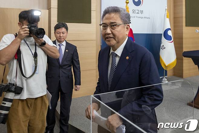 박진 외교부 장관이 6일 오전 서울 종로구 외교부에서 일제 강제징용 피해배상 해법 정부입장 발표를 마치고 이동하고 있다. (공동취재) 2023.03.06/뉴스1 ⓒ News1 김명섭 기자