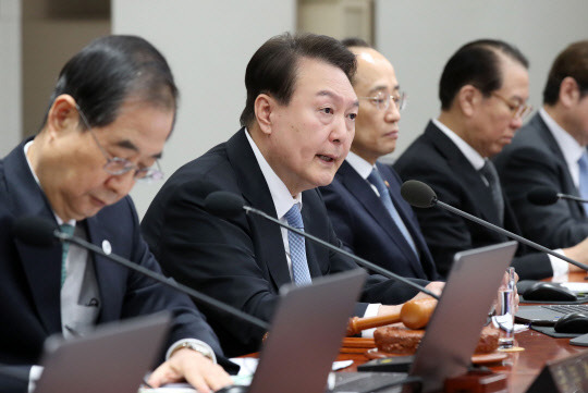 윤석열 대통령이 지난달 21일 서울 용산 대통령실 청사에서 열린 국무회의에서 발언하고 있다. 대통령실통신사진기자단=연합뉴스