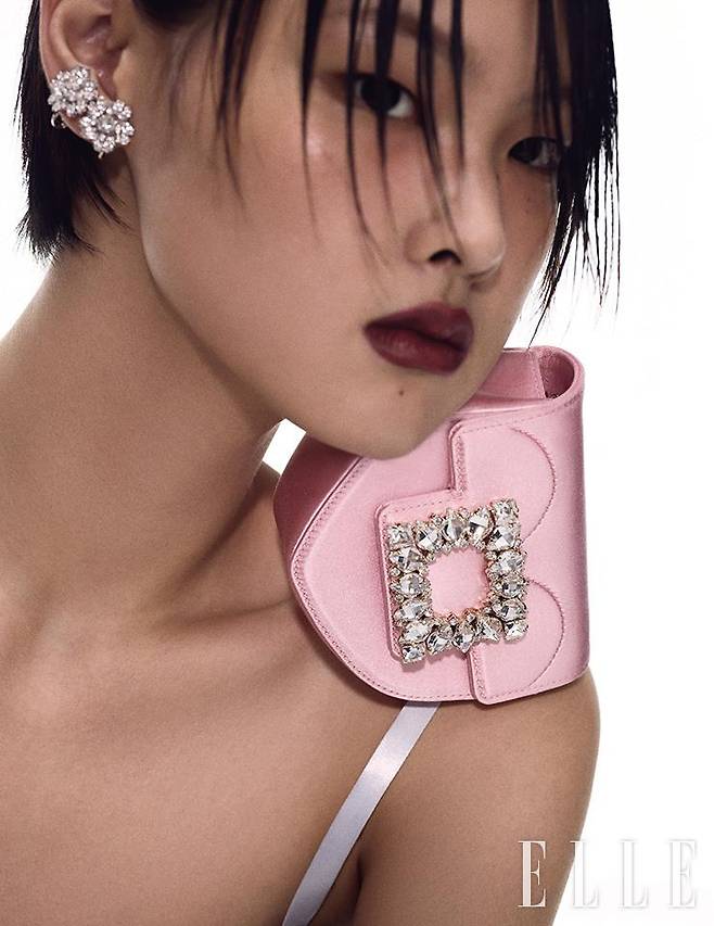 메탈 소재 부케 모양의 이어 클립과 ‘RV 러브 클러치 마이크로’ 백