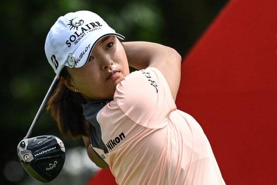 고진영이 한국 여자골프의 오랜 침묵을 깼다. 한국 선수들의 최근 18경기 연속 무승 부진을 털고 5일 열린 LPGA 투어 HSBC 위민스 월드 챔피언십에서 정상을 밟았다. 이 대회 2연패이자 개인 통산 14번째 우승이다. [AFP=연합뉴스]