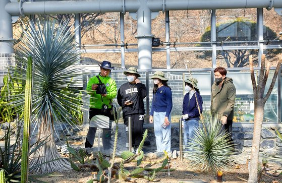 최찬영(맨 왼쪽) 숲해설가와 안태현(맨 오른쪽) 주무관이 소중 학생기자단에게 아열대식물전시원의 선인장에 대해 설명하고 있다.