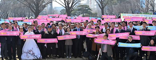 인천지역 시민단체들이 6일 인천시청에서 ‘재외동포청 인천 유치를 위한 시민운동본부’ 출범식을 열고 유정복 인천시장(가운데) 등과 함께 재외동포청의 인천 유치를 촉구하고 있다. 인천시 제공