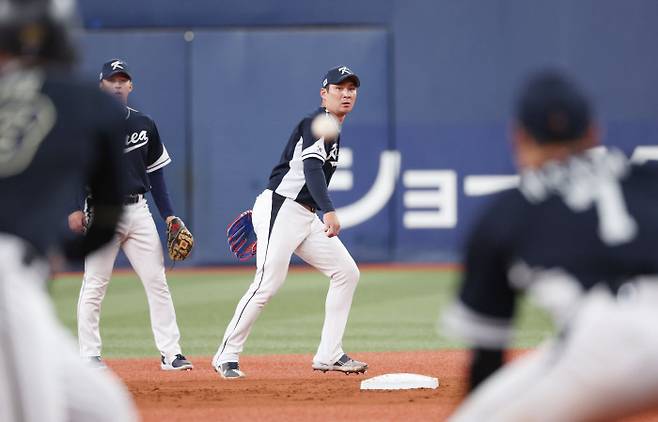 WBC 야구대표팀 내야수 오지환이 6일 일본 오사카돔에서 열린 일본프로야구 오릭스와의 연습경기 2회말 1사 2루에서 실책을 범한 뒤 3루로 공을 던지고 있다. 연합뉴스