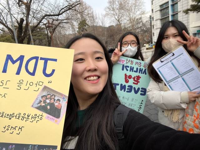 대학선교단체 JDM이 지난달 서울 동대문구 경희대 캠퍼스에서 동아리를 홍보하고 있다. JDM 제공