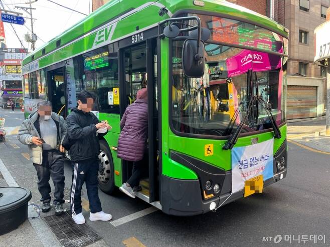 3일 오후 12시쯤 서울시 관악구 대학동 버스정류소에서 승객들이 현금 없는 버스에 탑승하고 있다. /사진 = 김진석 기자