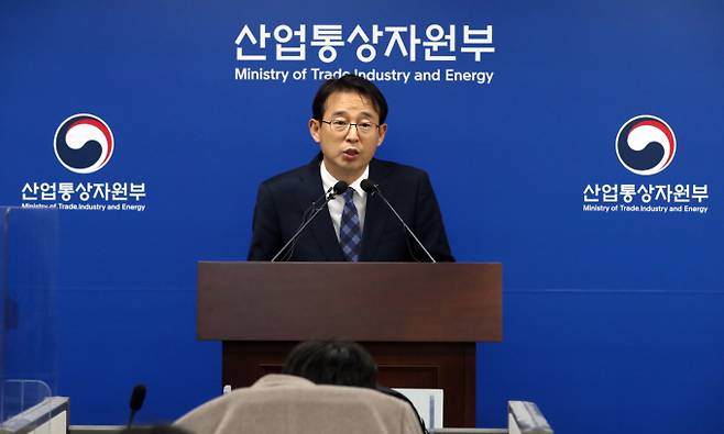 감찬 산업통상자원부 무역안보정책관이 6일 세종시 정부세종청사에서 한국과 일본 정부는 수출규제에 관한 현안사항에 대해 지난 2019년 7월 이전 상태로 되돌리기 위한 양자협의를 신속히 해나가기로 했다고 밝히고 있다. / 사진=뉴시스 강종민 기자
