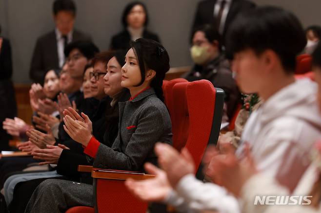 [서울=뉴시스] 윤석열 대통령 부인 김건희 여사가 지난 2일 서울 종로구 서울맹학교에서 열린 입학식에 참석해 박수치고 있다. (사진=대통령실 제공) 2023.03.02. photo@newsis.com